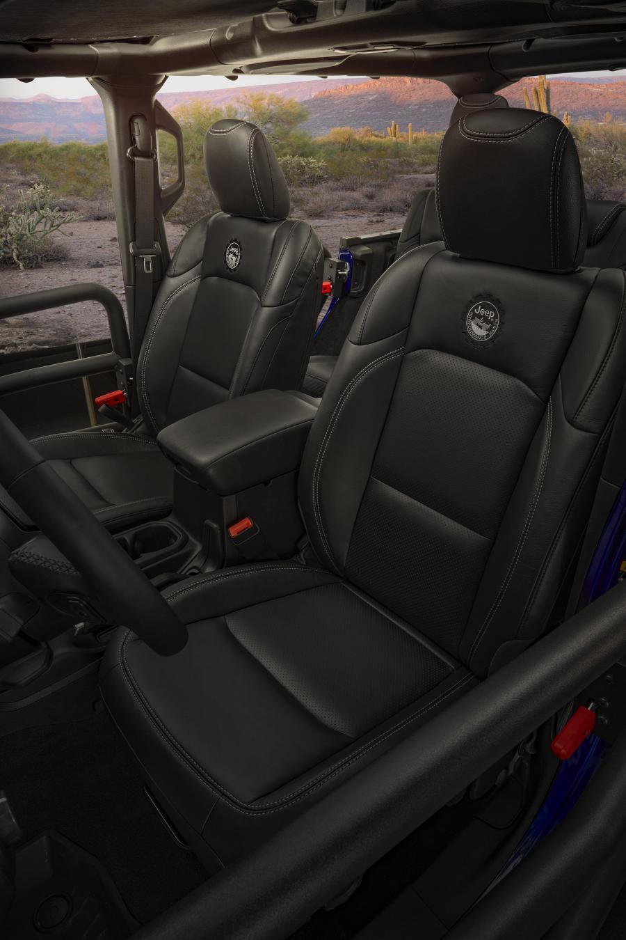 Интерьер Jeep Wrangler Unlimited JPP 20 by Mopar (JL) 2020 года  (фото 8 из 16)